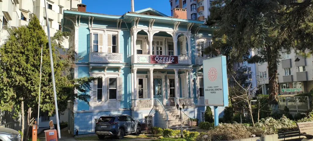 Göztepe'de Zülüflü İsmail Paşa Köşkü; açık mavi boyalı iki katlı ahşap yapı, beyaz sütunlu balkonlar ve önünde bahçe.