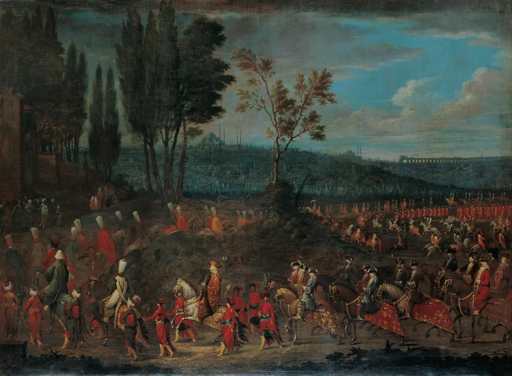 Jean Baptiste Vanmour'un Elçi Alayı tablosu; ağaçlık bir kıyı boyunca at üstünde ilerleyen kalabalık bir alay ve arkada deniz.