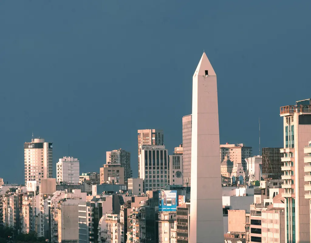 Buenos Aires'te Obelisco; geniş bulvarın ortasında yükselen beyaz dikilitaş ve çevresindeki binalar.
