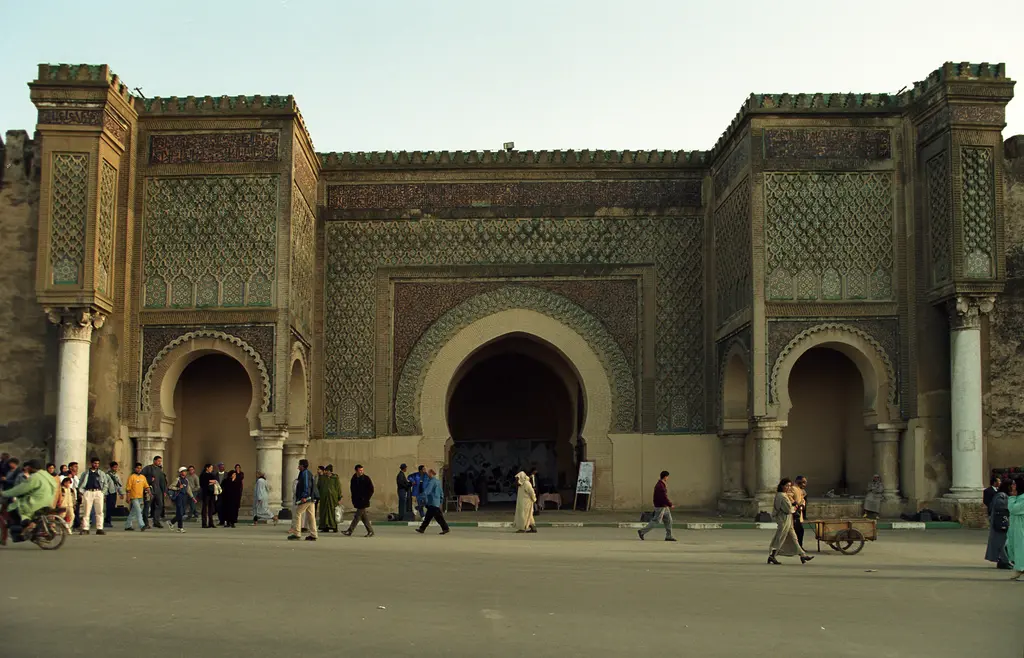 Meknes'te Bab Mansur Kapısı; çini bezemeli anıtsal kemerli kapı ve iki yanındaki sütunlu burçlar.