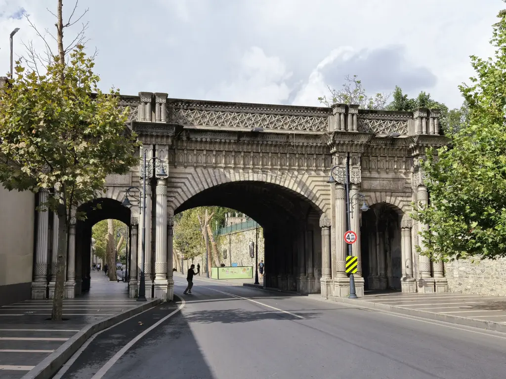 Çırağan Caddesi'nde Yıldız Kemeri; cadde üstünde oymalı taş köprü, ortada büyük kemer, iki yanında küçük geçitler.