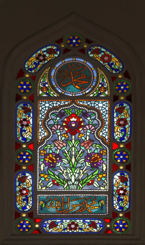Şemsi Paşa Camii'nde pencere; sivri kemerli çerçeve içinde kırmızı, mavi ve yeşil renkli cam desenler.