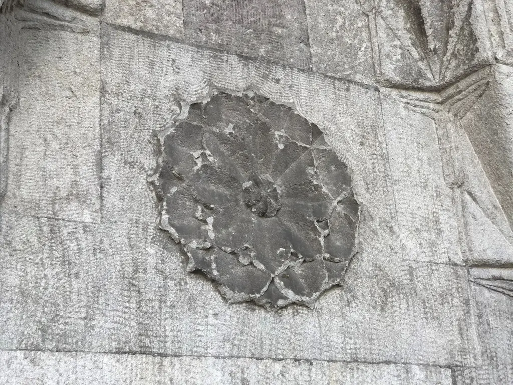 Şişli Camii'nde taş bezeme; açık gri mermer yüzey üzerinde kabartma rozet ve çevresinde yaprak biçimli oymalar.