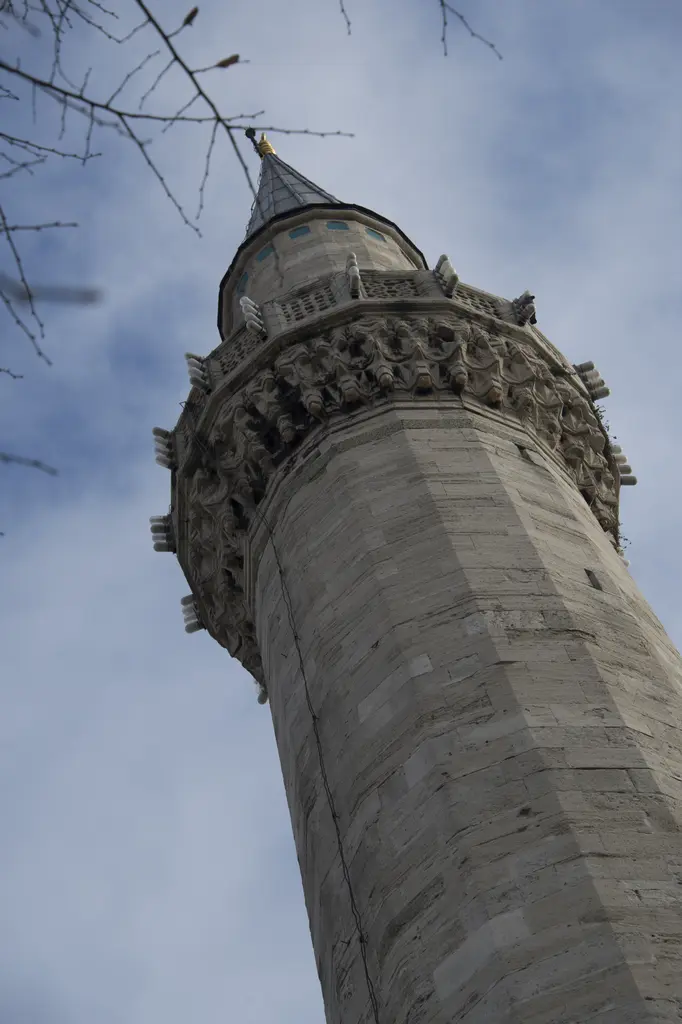 Gazi Atik Ali Paşa Camii'nin minaresi alttan; kesme taş gövde, stalaktitli şerefe çıkması, ince petek ve sivri külah.