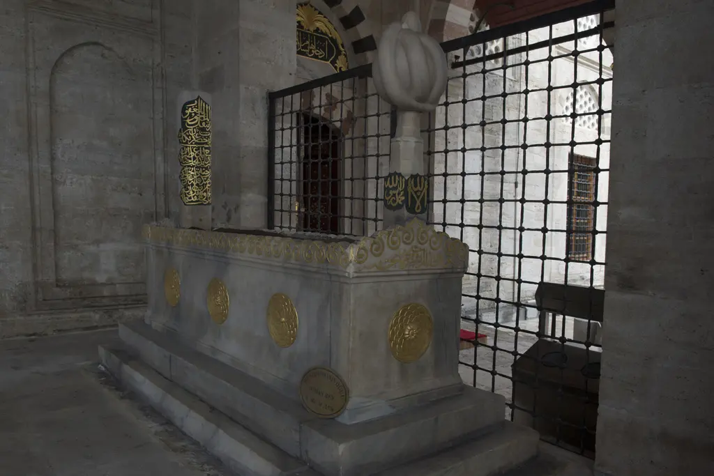 Mihrimah Sultan Camii'nde Osman Bey'in lahdi; minarenin dibinde mermer sanduka, kavuklu baş taşı ve demir şebeke.