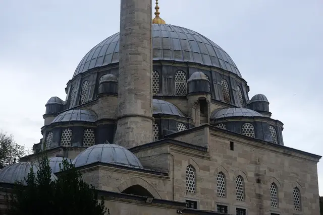 Karagümrük'te Nişancı Mehmed Paşa Camii; kurşun kaplı ana kubbe, çevresindeki yarım kubbeler, önde yükselen tek şerefeli minare ve kesme taş duvarlar.