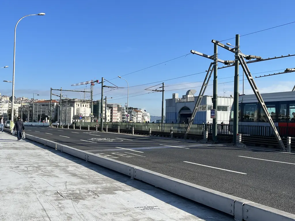 Galata Köprüsü'nün üst katı; geniş yaya yolu, araç şeritleri, tramvay için elektrik direkleri ve karşıda Eminönü.