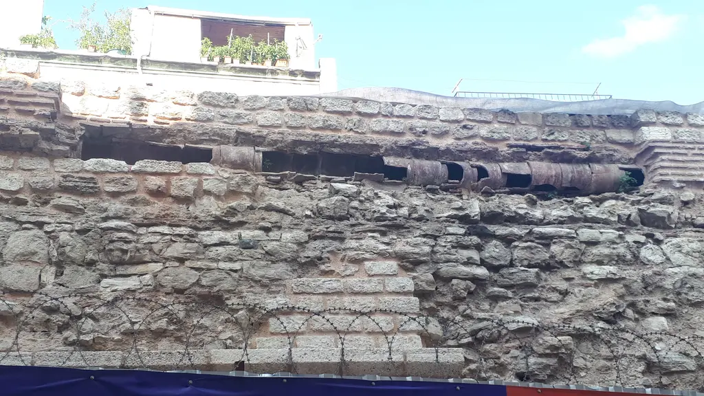 Bozdoğan Kemeri'nin üst gövdesinde açılmış yarık; yan yana dizilmiş, yer yer kırık kiremit renginde pişmiş toprak künkler, çevrelerinde moloz taş dolgu ve altta dikenli tel.