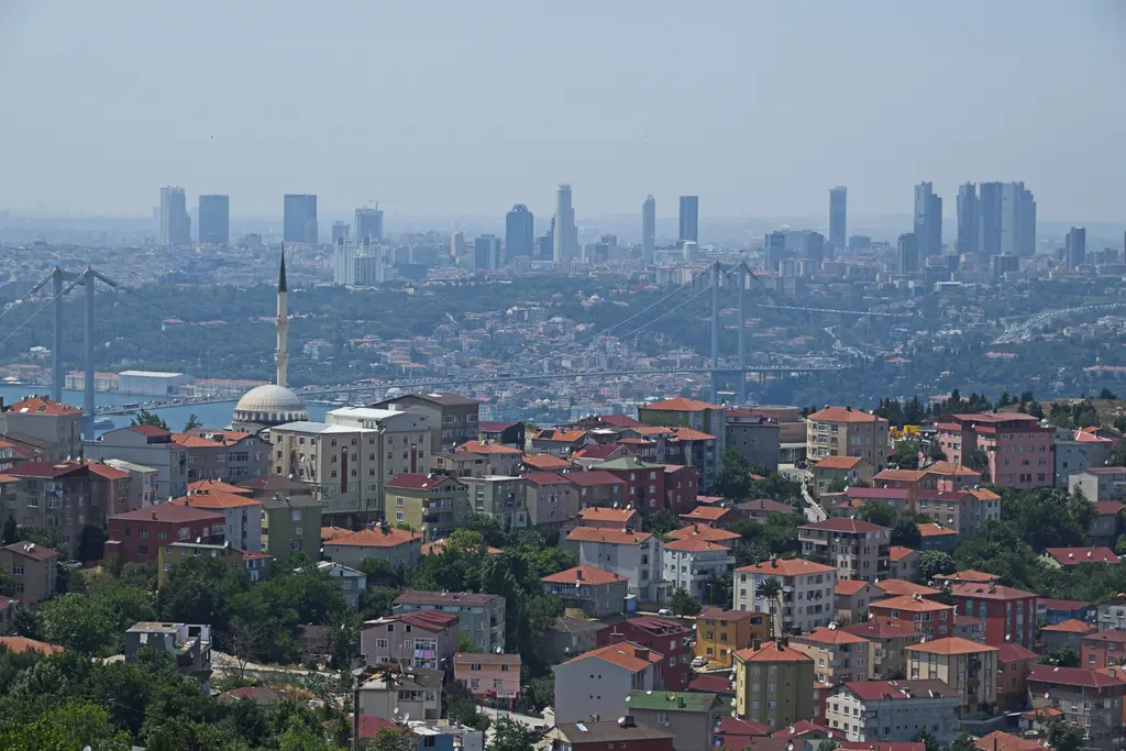 Büyük Çamlıca Camii'nden manzara; Üsküdar'ın kırmızı çatılı evleri, Boğaz, köprü ve karşı kıyıda gökdelenler.