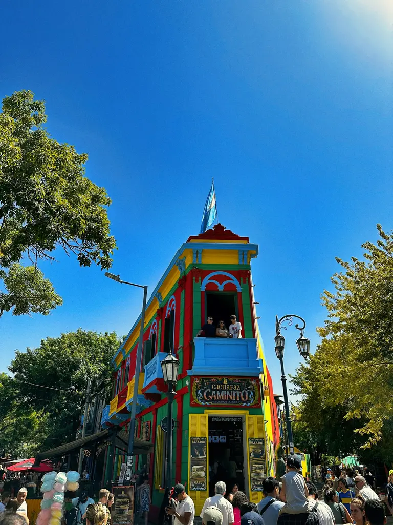 Buenos Aires'te Caminito sokağı; pastel renklere boyanmış teneke cepheli evler ve balkonlar.