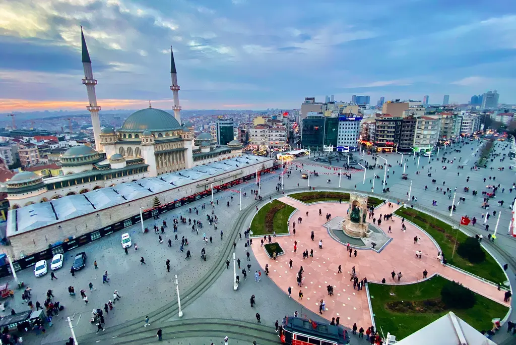 Taksim Meydanı yukarıdan; solda Taksim Camii ve minareleri, ortada geniş meydan, sağda Cumhuriyet Anıtı'nın yuvarlak alanı.