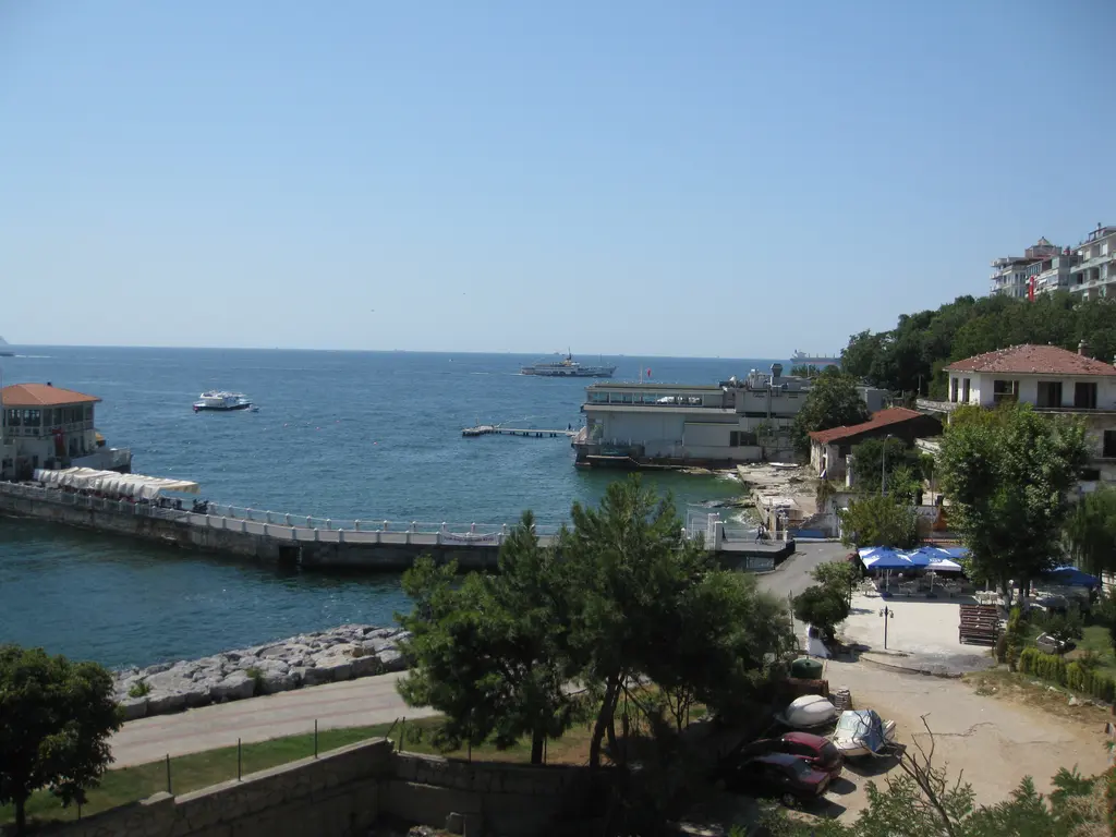 Moda kıyısı yukarıdan; solda iskele yolu ve bina, ortada kayıkhane, açıkta tekneler ve yamaçta evler.