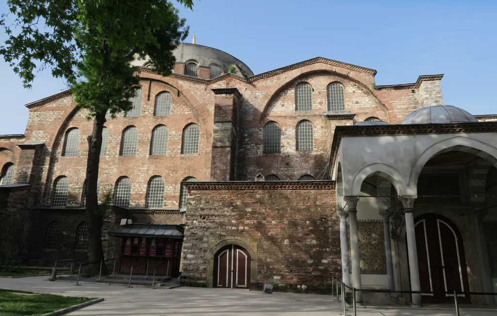 Kilisenin giriş tarafı; iki katlı kemerli pencere dizileri, tuğla ile taşın almaşık örgüsü, önünde alçak taş duvar ve kemerli geçitler.