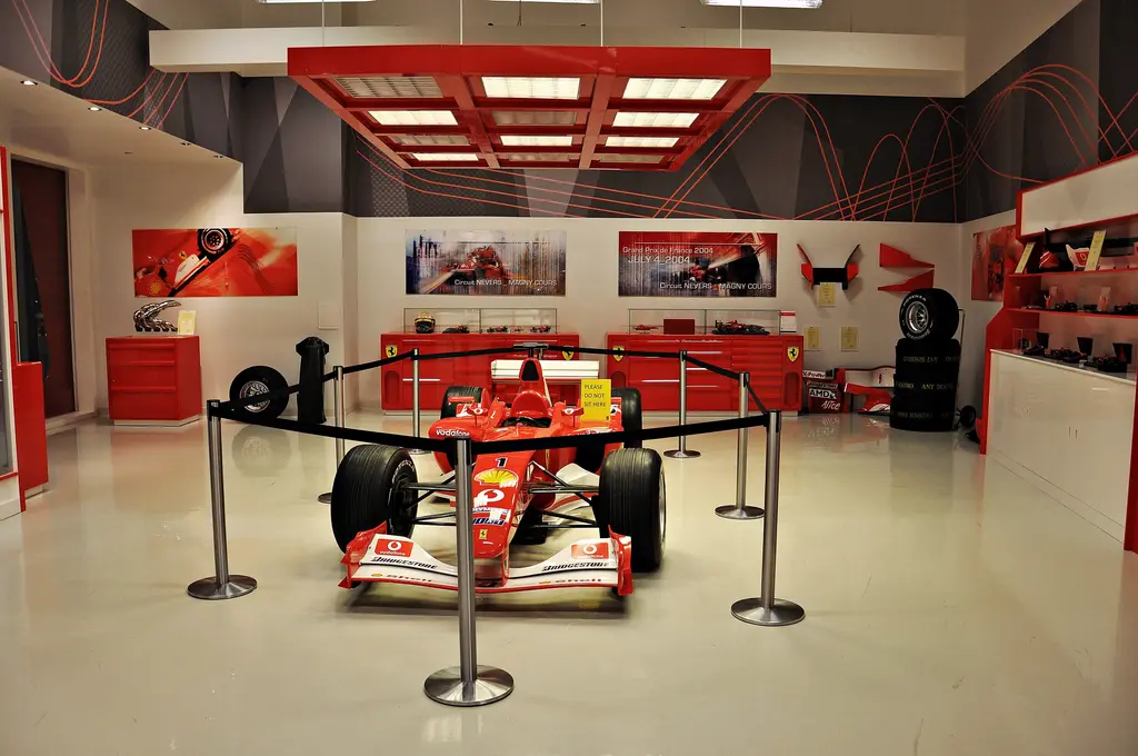 Abu Dabi Yas Adası'nda Ferrari World; kırmızı dalgalı çatısı ve üzerindeki dev Ferrari logosu.