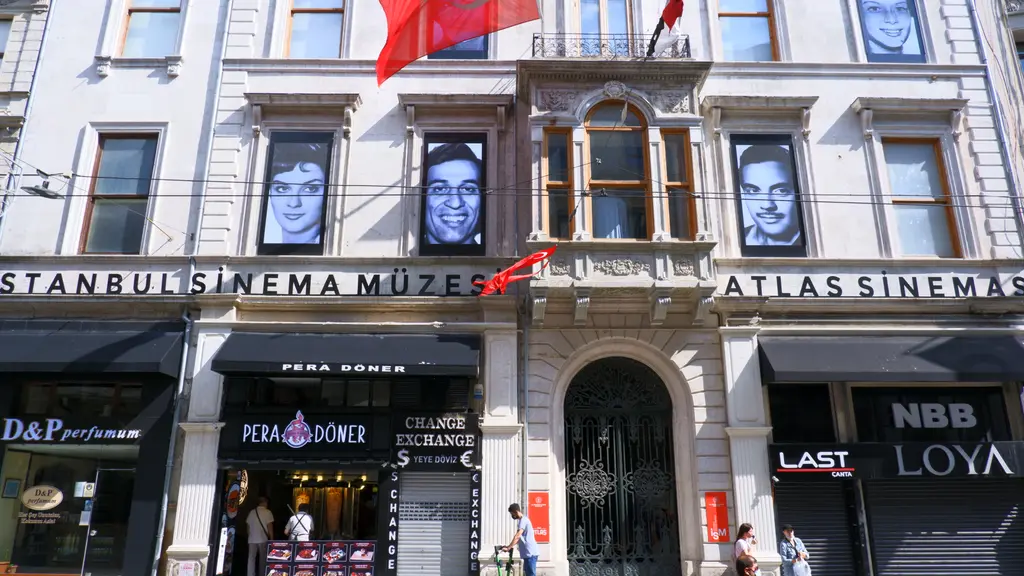 İstiklal Caddesi'nde Atlas Sineması ve İstanbul Sinema Müzesi'nin cephesi; tabelalar, kemerli giriş ve üst katlarda asılı oyuncu portreleri.