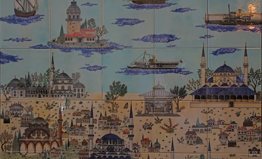 Büyük Çamlıca Camii'nde çini pano; Kız Kulesi, vapurlar, camiler ve kubbelerle bezenmiş İstanbul tasviri.