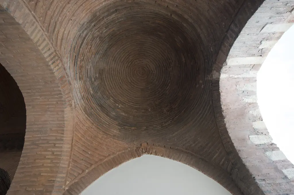 Mihrimah Sultan Camii avlusunun kuzeydoğu girişinde tavan; tuğla örgülü kubbe ile tonozlar, aralarındaki kemerler ve aşağıdan yukarı bakış.