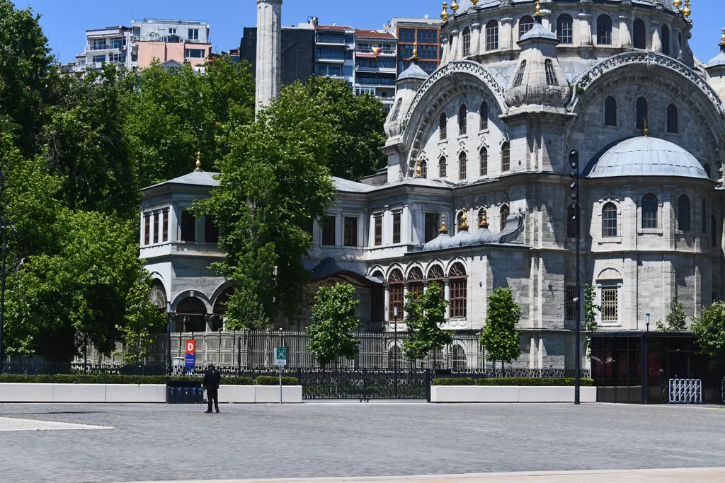 Nusretiye Camii ve hünkâr kasrı; geniş taş meydanın ardında, sütunlara oturan kasır kanadı, kubbeli cami kütlesi ve önde demir parmaklık.