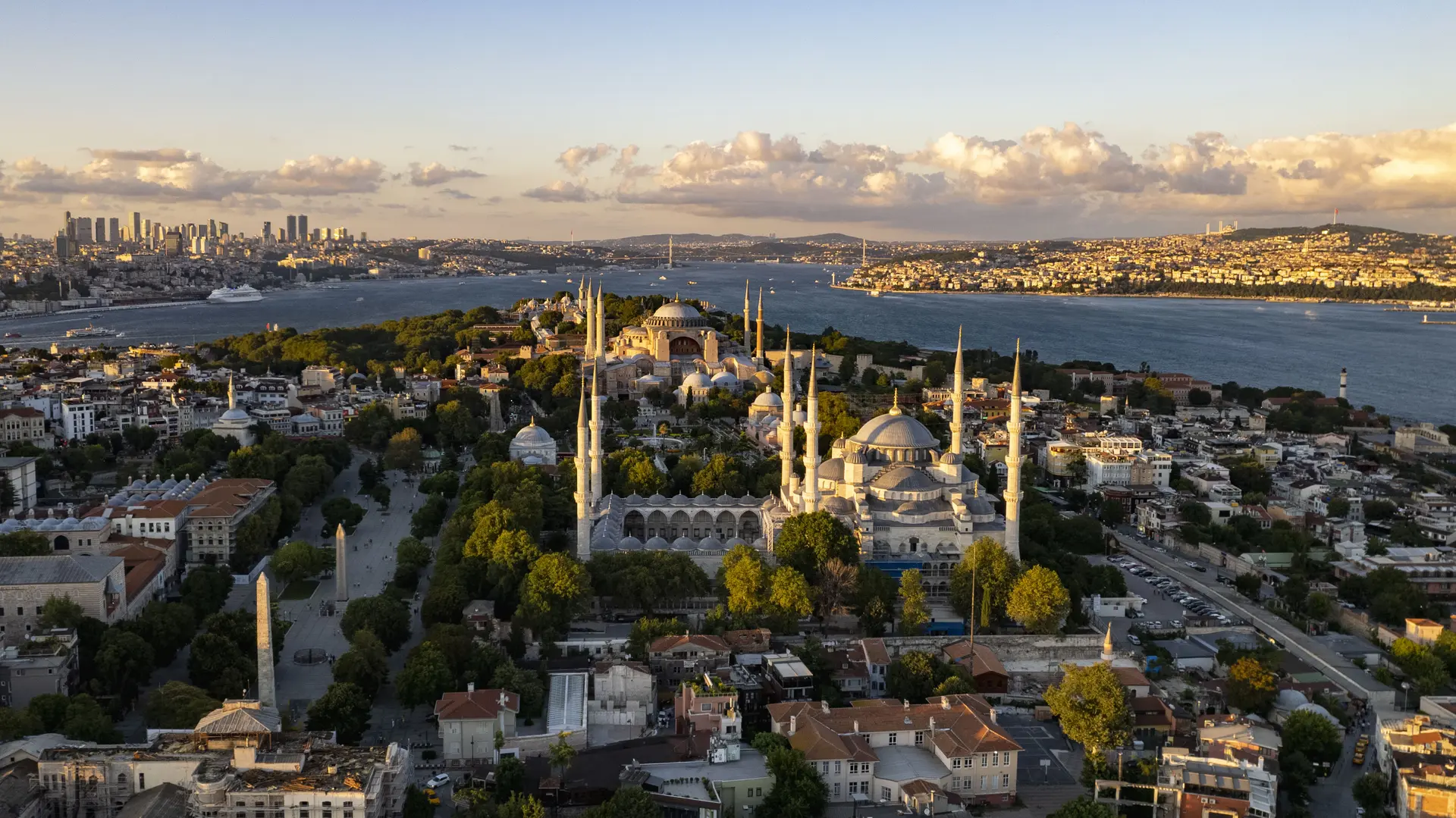 Havadan Sultanahmet; sağda Sultanahmet Camii'nin kubbeleri ile altı minaresi, arkasında Ayasofya, solda hipodrom meydanındaki dikilitaşlar ve ötesinde Boğaz'ın ağzı.