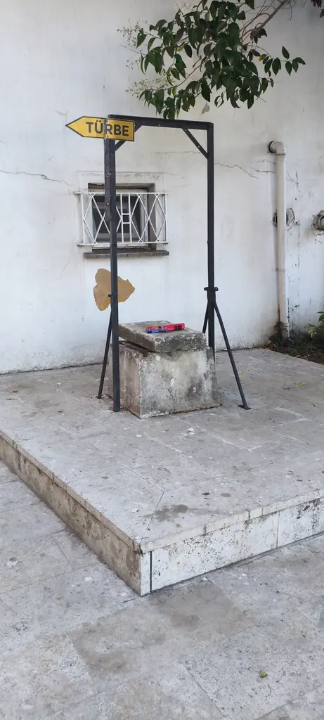 Rum Mehmed Paşa Camii'nde su kuyusu; mermer bilezik, üstünde demir makara iskelesi ve arkada beyaz duvar.