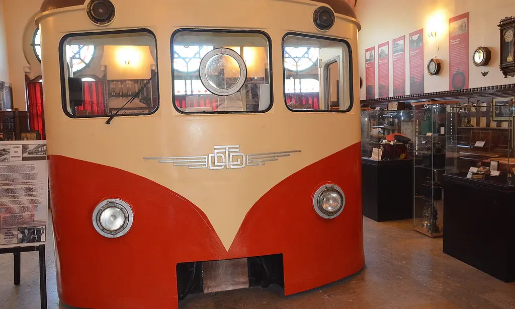 İstanbul Demiryolu Müzesi'nde tren sürücü kabini karşıdan; krem üst gövdede kanatlı TCDD arması, koyu kırmızı alt panel, perdeli üç pencere ve iki krom far.