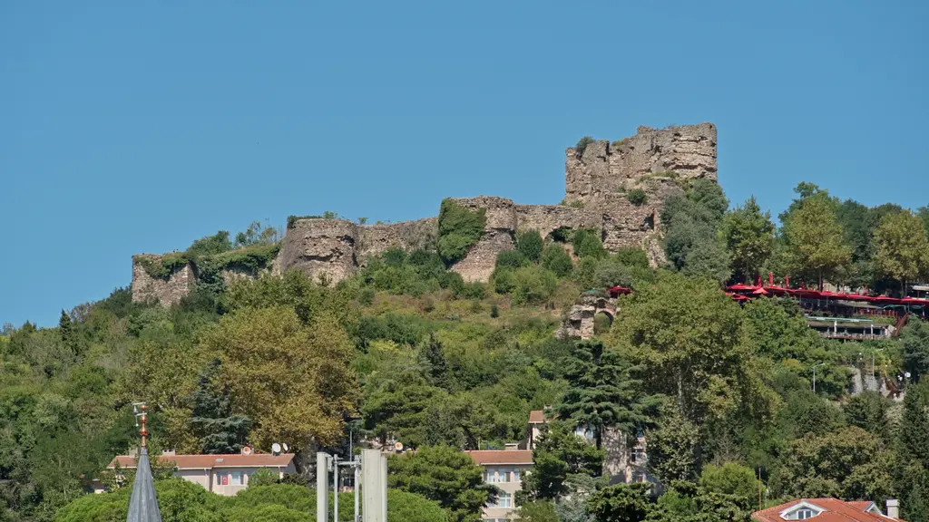 Anadolu Kavağı'nda Yoros Kalesi; ormanlık tepenin üstünde taş kale kalıntıları, aşağıda evler.