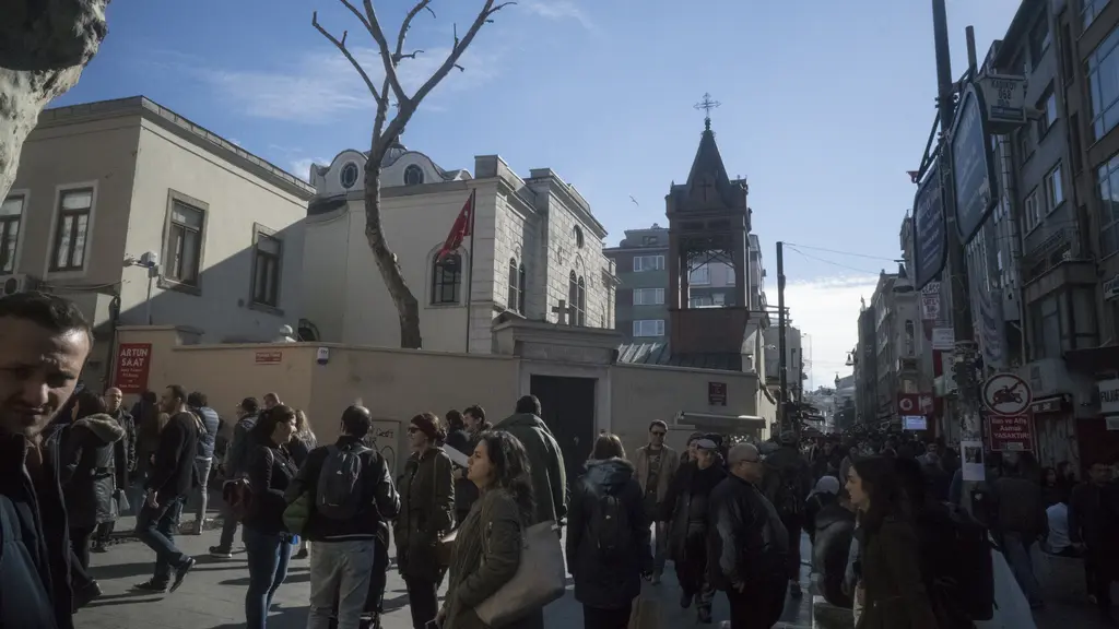 Kadıköy'de Surp Takavor Kilisesi'nin önü; kalabalık cadde, arkada kilise cephesi ve çan kulesi.
