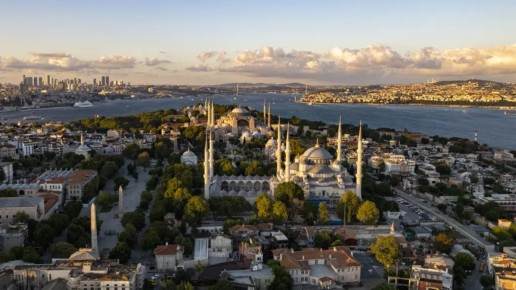 Havadan Sultanahmet; sağda Sultanahmet Camii'nin kubbeleri ile altı minaresi, arkasında Ayasofya, solda hipodrom meydanındaki dikilitaşlar ve ötesinde Boğaz'ın ağzı.