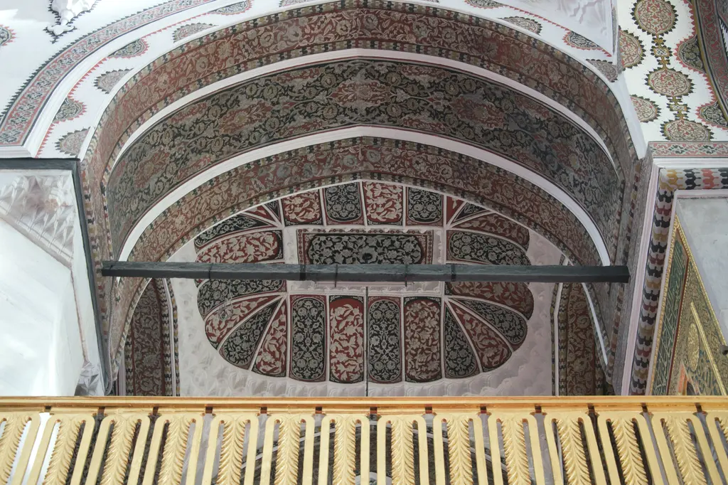 Yeni Valide Camii'nde mahfil tavanı; kırmızı ve yeşil kalem işi desenli kemer, altında yaldızlı korkuluk.