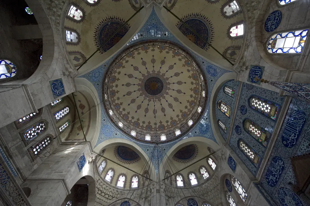 Sokullu Mehmed Paşa Camii'nde kubbe içi; merkezdeki dairesel hat kompozisyonu, eteklere doğru açılan ışınsal kalem işleri ve kasnak pencereleri.