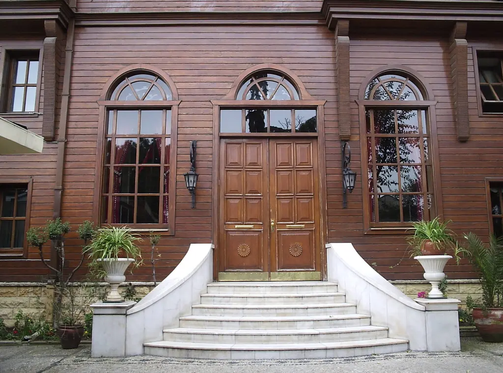Patrikhane yerleşkesinde koyu kırmızı boyalı ahşap bina; iki kanatlı oymalı ahşap kapı, önünde mermer merdiven, iki yanda saksı çiçekleri.
