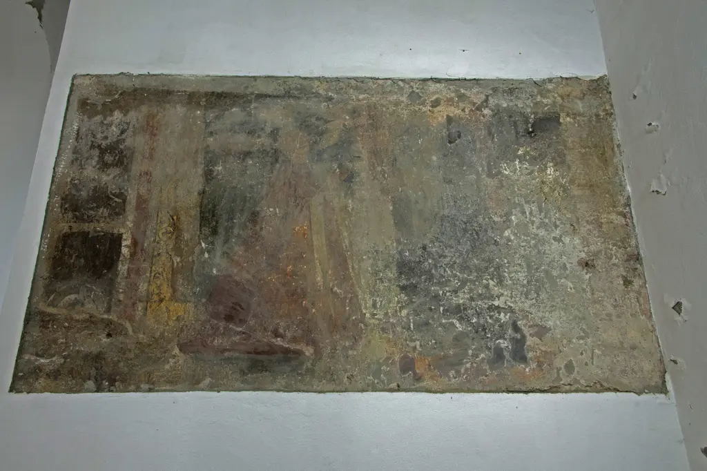 Bodrum Camii'nin alt yapısında sıvanın içinde açık bırakılmış duvar resmi kalıntısı; gri yeşil zemin üzerinde soluk kırmızı, okra ve mor lekeler, ayakta bir figürün belirsiz izi.