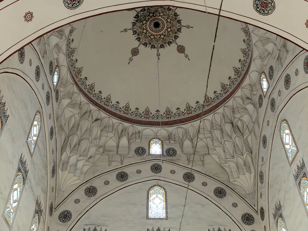 Murat Paşa Camii'nin kubbeleri; iç içe iki kubbe, kalem işi göbekler, mukarnaslı pandantifler ve kasnaktaki sivri kemerli pencereler.