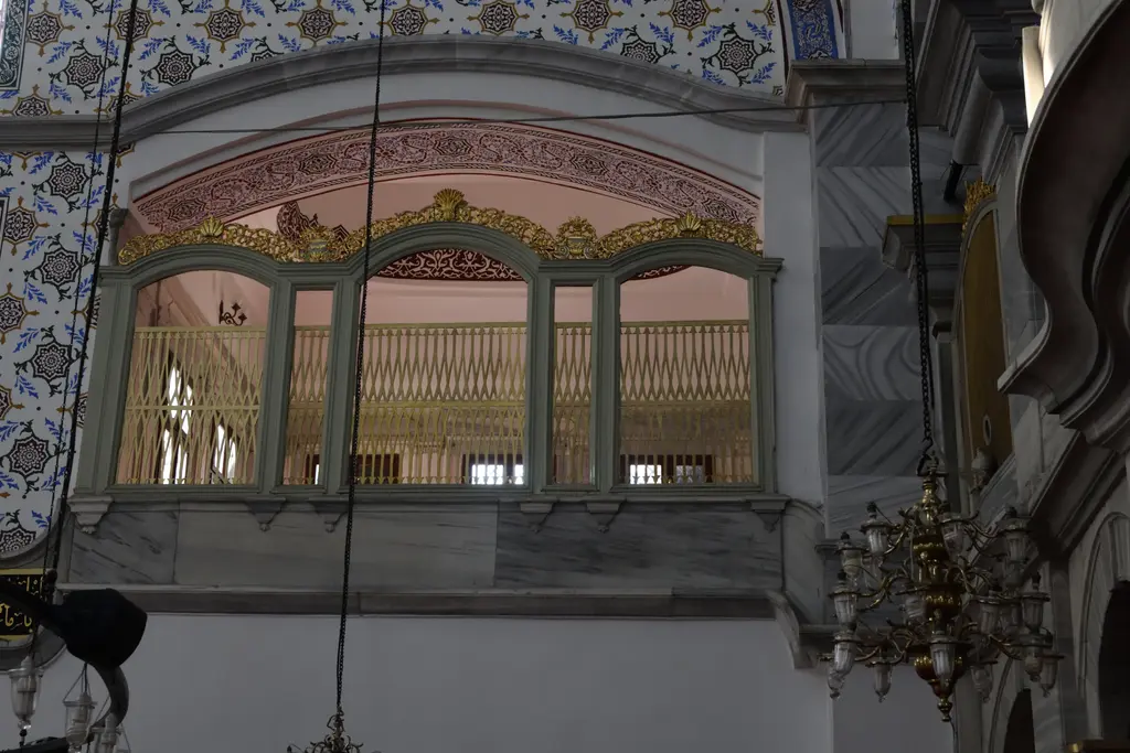 Selimiye Camii'nin hünkâr mahfili; yaldızlı çerçeveli kafesli pencereler, mermer korkuluk ve süslü duvar.