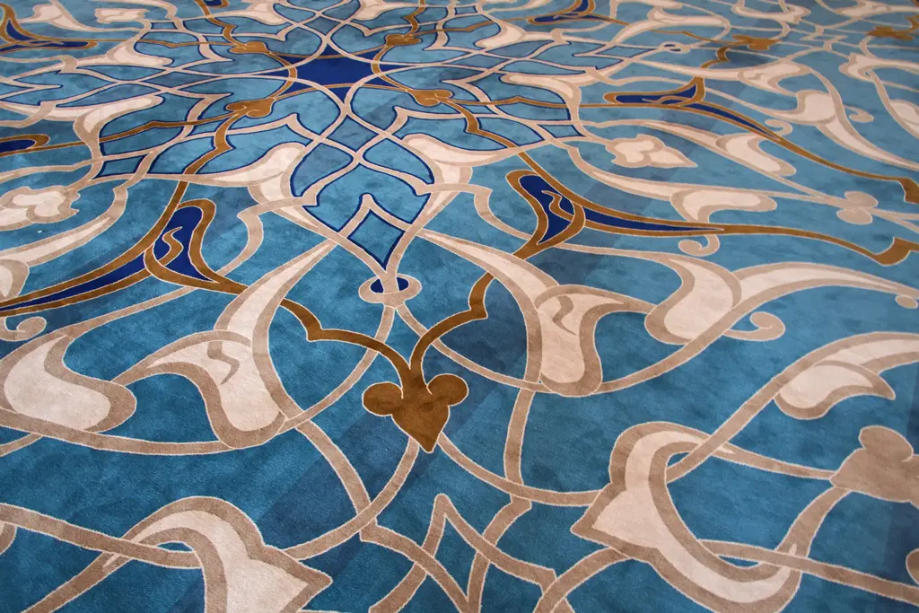 Büyük Çamlıca Camii'nde halı; mavi zemin üzerine krem ve turuncu renkli kıvrık dal ve çiçek motifleri.