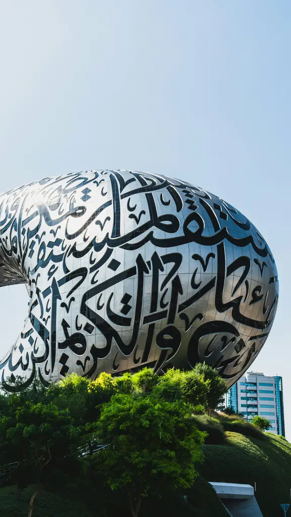 Dubai'de Museum of the Future (Gelecek Müzesi); üzerinde Arapça kaligrafi olan halka biçimli fütüristik bina.