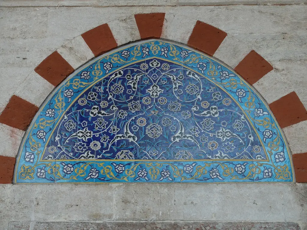 Yavuz Sultan Selim Camii'nde ikinci bir alınlık panosu; lacivert zemin üzerinde turkuaz ve beyaz rumi ile palmet deseni, çevresinde kırmızı beyaz kemer.