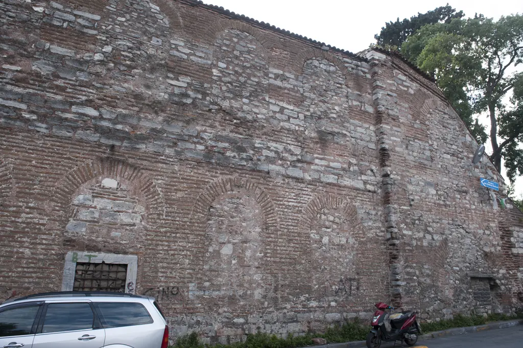 İmrahor İlyas Bey Camii'nin duvarındaki kör kemerler; almaşık tuğla taş örgü, kemerlerin içinde örülmüş nişler, sağda kitleyi kesen dikey payanda.