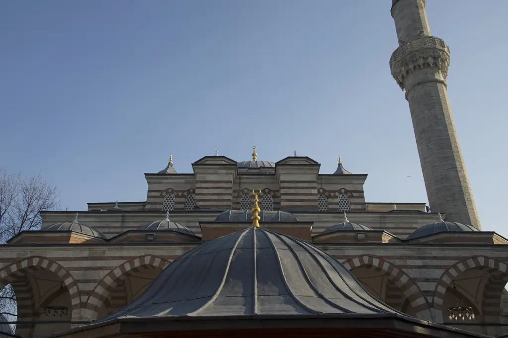 Zal Mahmud Paşa Camii'nin avlu cephesi; alttan bakışla şadırvanın kurşun külahı, kemerli son cemaat yeri, kademeli kubbeler ve minare.