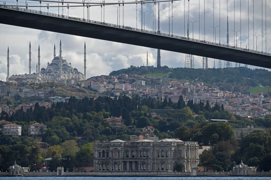 Boğaz'dan Büyük Çamlıca Camii; üstte köprünün tabliyesi, karşı kıyıda yamaç, tepede altı minareli cami.