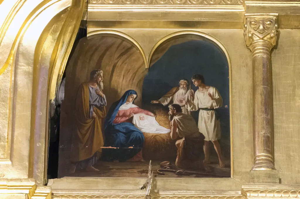 Sveti Stefan Kilisesi'nde yaldızlı niş içinde bir tablo; Meryem ile bebek İsa'nın bulunduğu doğum sahnesi, çevresinde figürler ve altın çerçeve.