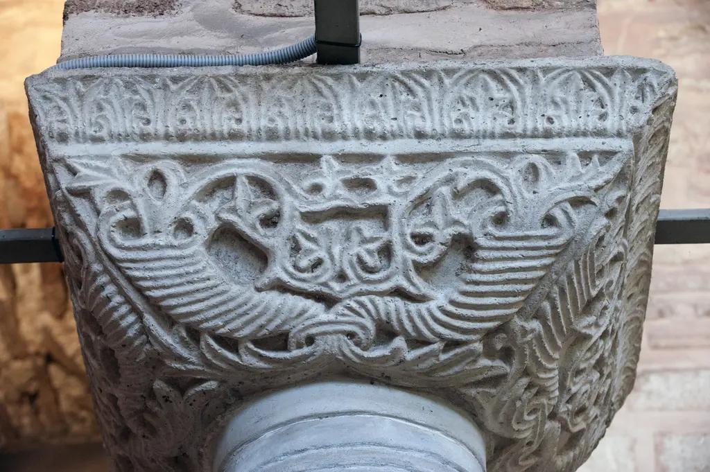 Fethiye Camii'nde mermer sütun başlığı yakından; derin oyulmuş akant yaprakları, köşelerde kıvrık volütler, üstte düz abaküs ve altta damarlı sütun gövdesi.