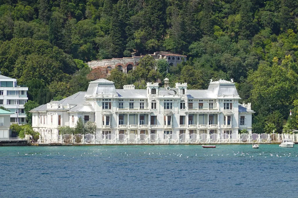 Bebek'te Mısır Konsolosluğu; kıyıda beyaz, kuleli ve çok katlı yalı, süslü cepheler ve önde Boğaz.