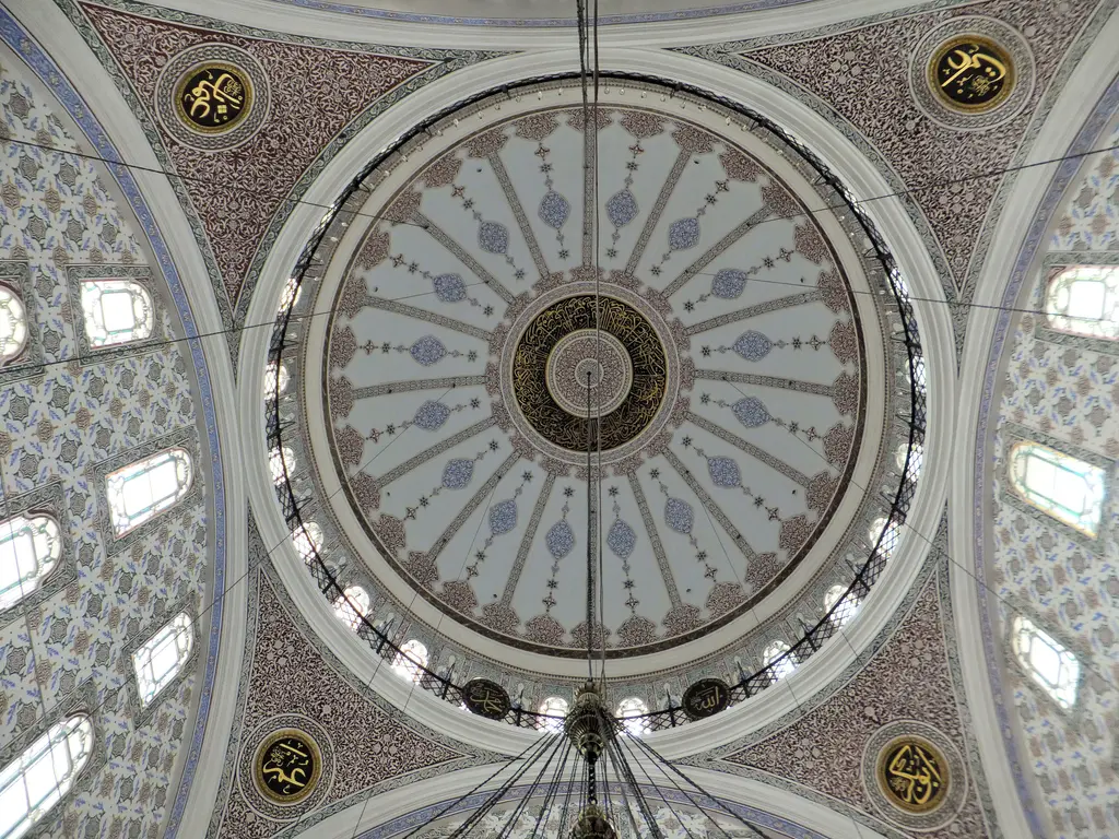 Selimiye Camii'nin kubbesi; ortada süslü göbek, çevresinde pencere sırası, hat madalyonları ve avize çemberi.