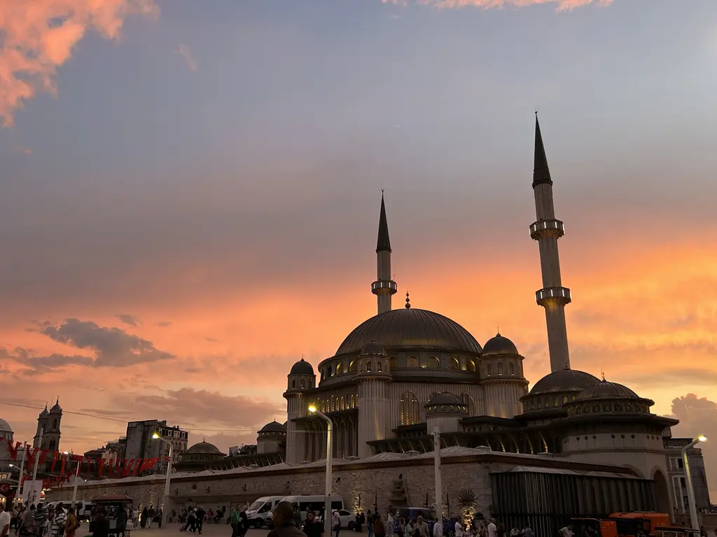 Çamlıca Camii; gün batımında turuncu bulutlar altında büyük kubbe ve yükselen ince minareler.
