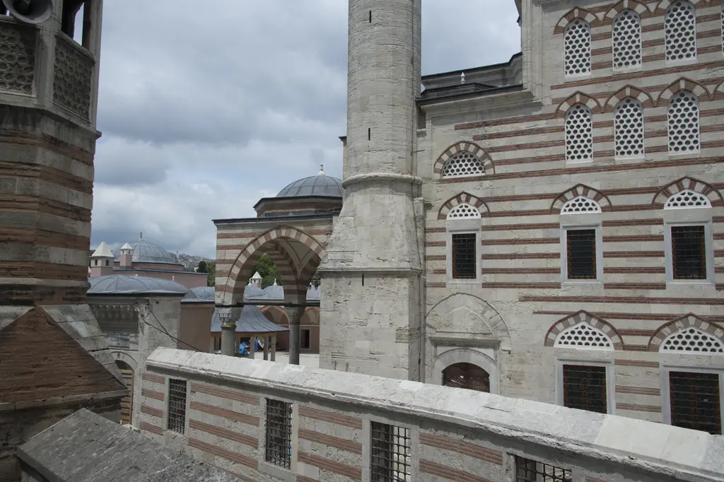 Zal Mahmud Paşa Camii; taş ve tuğla sıralı yüksek duvarlar, kemerli pencereler, minare ve avlu duvarı.