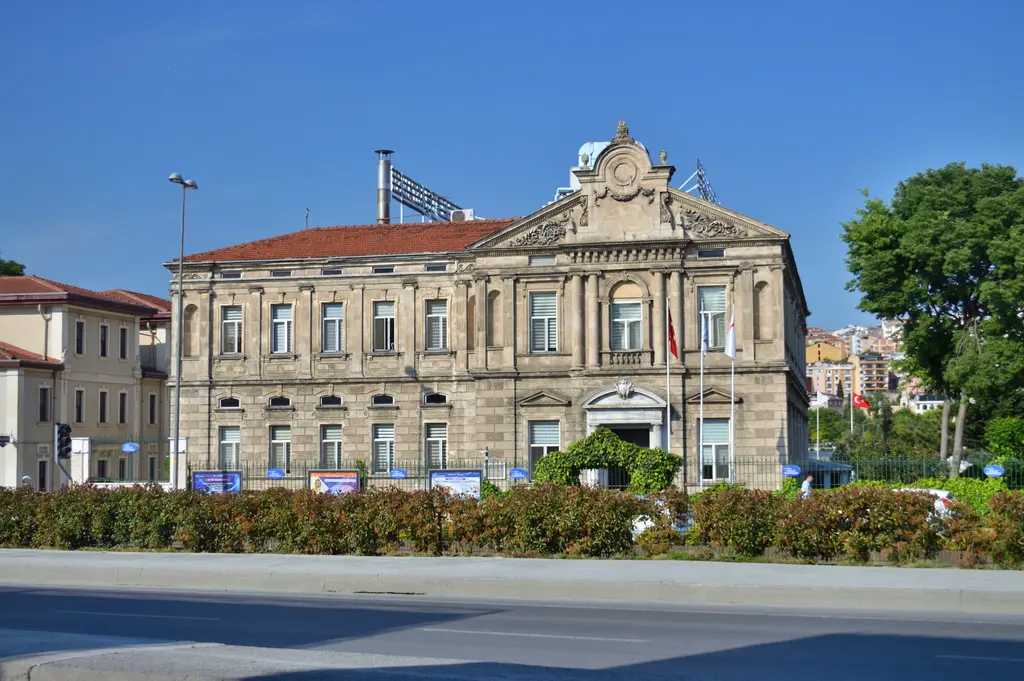 Or-Ahayim Hastanesi; neoklasik taş cephe, sıra pencereler, ortada alınlıklı giriş ve önde çiçekli bahçe.