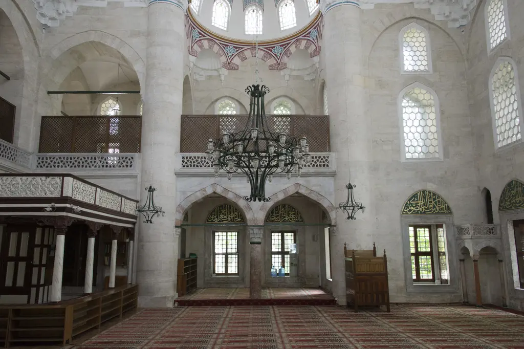 Nişancı Mehmed Paşa Camii'nin içinde galeriler; mermer şebekeli korkuluklar, ahşap kafesler, kemerli alt açıklıklar ve iki büyük avize.