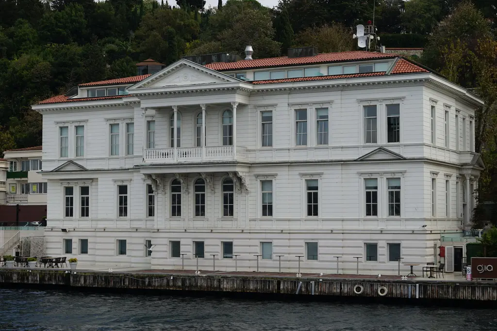 Ahmet Rasim Paşa Yalısı; iki katlı geniş beyaz cephe, sütunlu giriş, kiremit çatı ve önde uzun rıhtım.