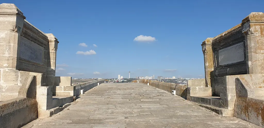 Kanuni Sultan Süleyman Köprüsü'nde kitâbe köşkleri; taş döşeli sırtın iki yanında karşılıklı duran iki taş köşk.